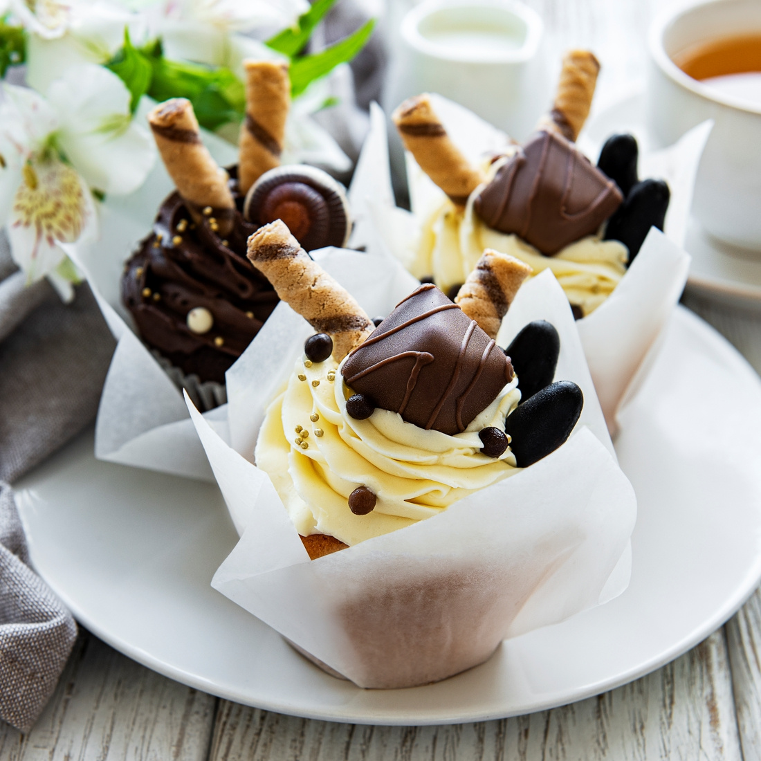 Zestaw białych papilotek tulipan 50x80 mm w różnych aranżacjach na stole