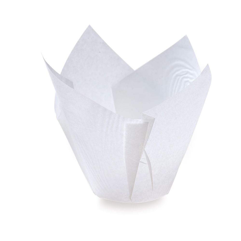 Papilotki tulipan białe ułożone w formie do muffinek przed pieczeniem