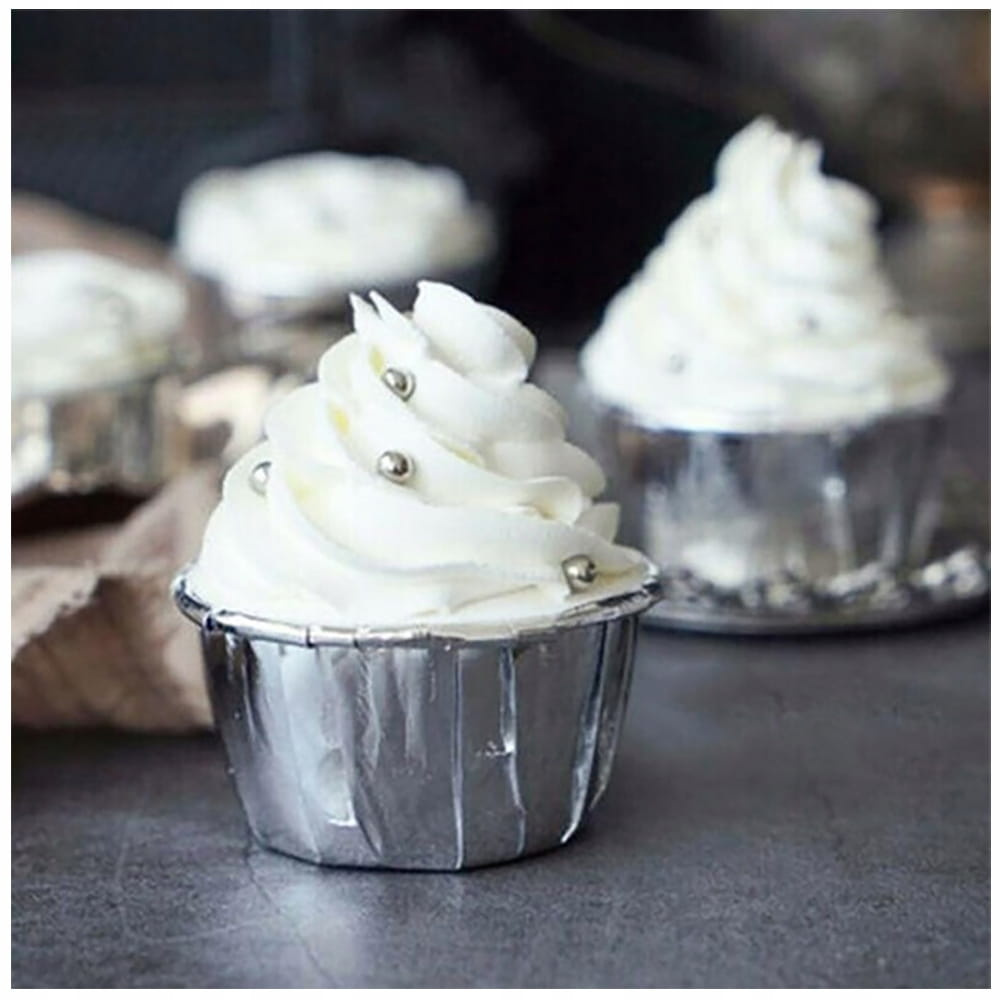 Srebrne papilotki kubeczki do muffin zbliżenie na strukturę i kolor