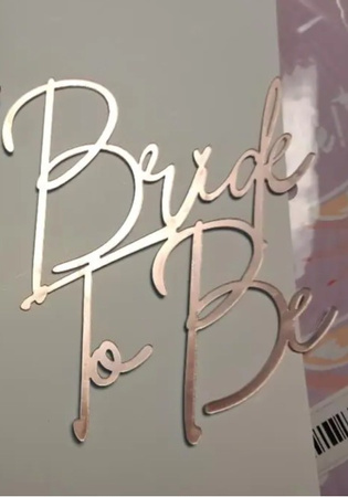 Akrylowy topper na bok tortu wieczór panieński BRIDE TO BE różowe złoto 