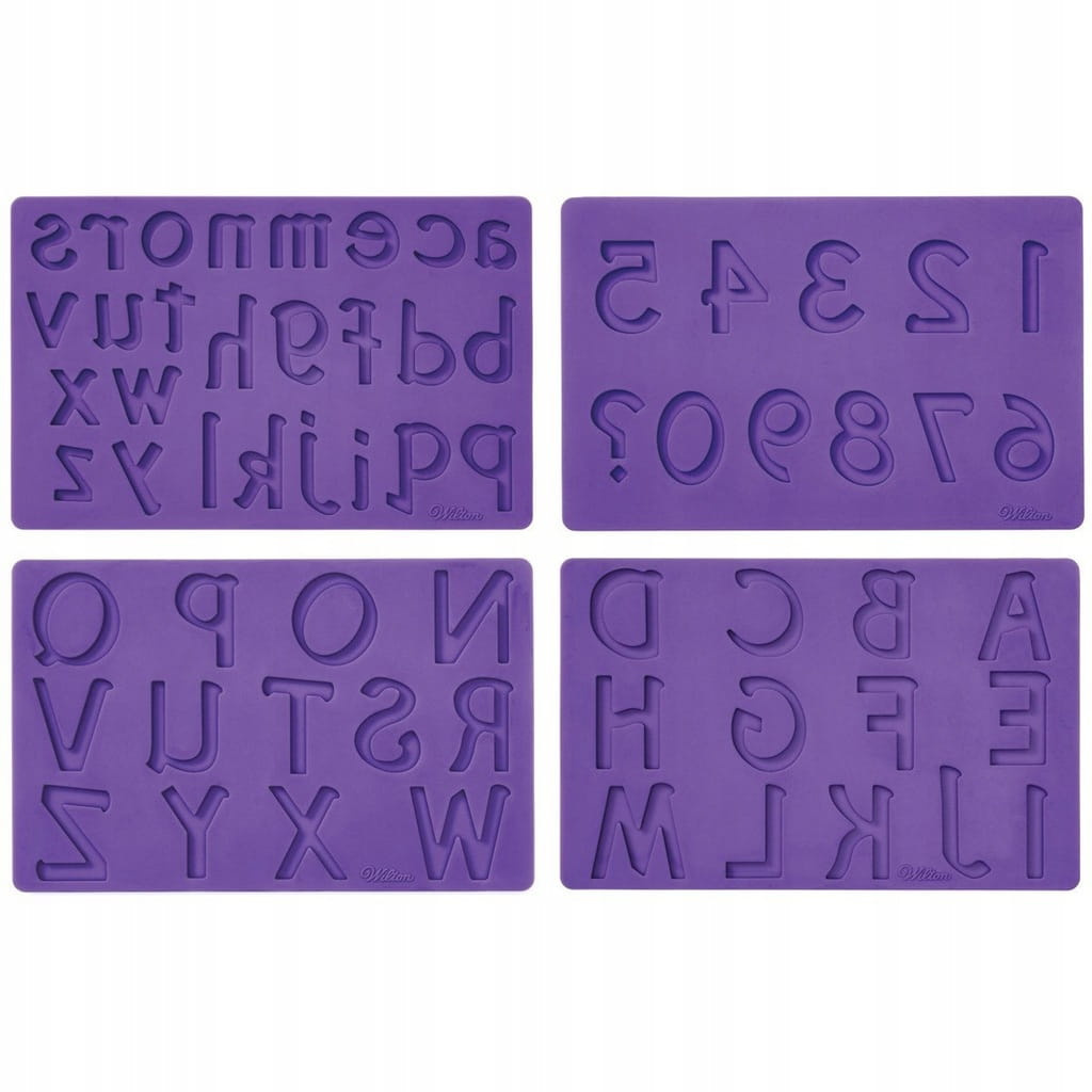 Komplet czterech silikonowych mat z alfabetem i cyframi marki Wilton