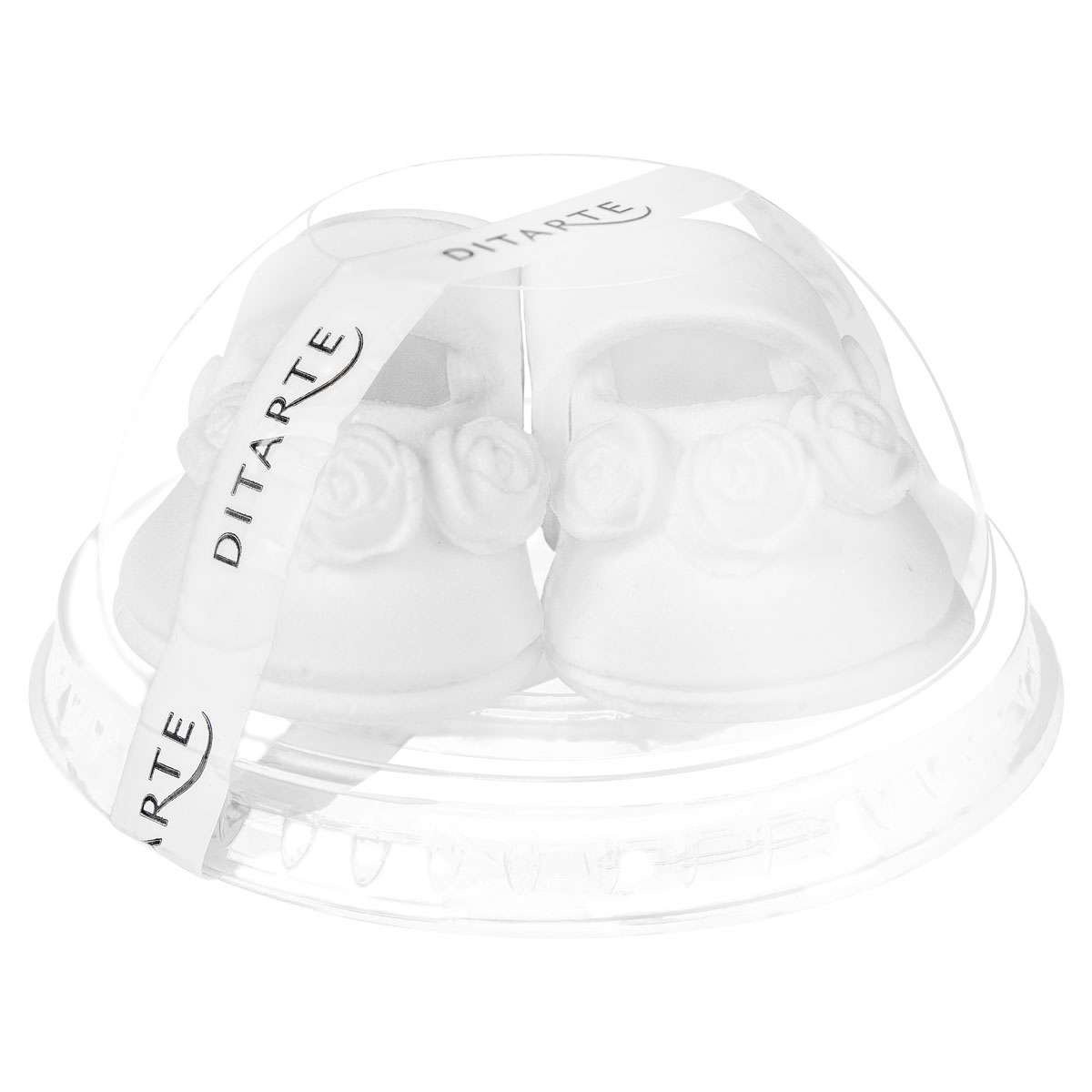 Detal białych cukrowych bucików – ręczne wykonanie