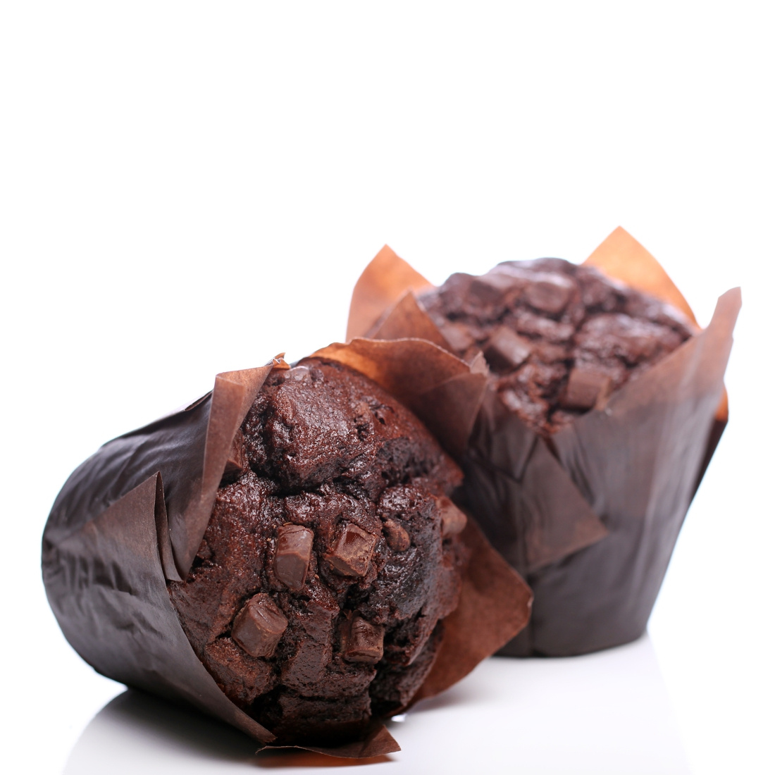 Zbliżenie na papilotki tulipan brązowe do muffinek