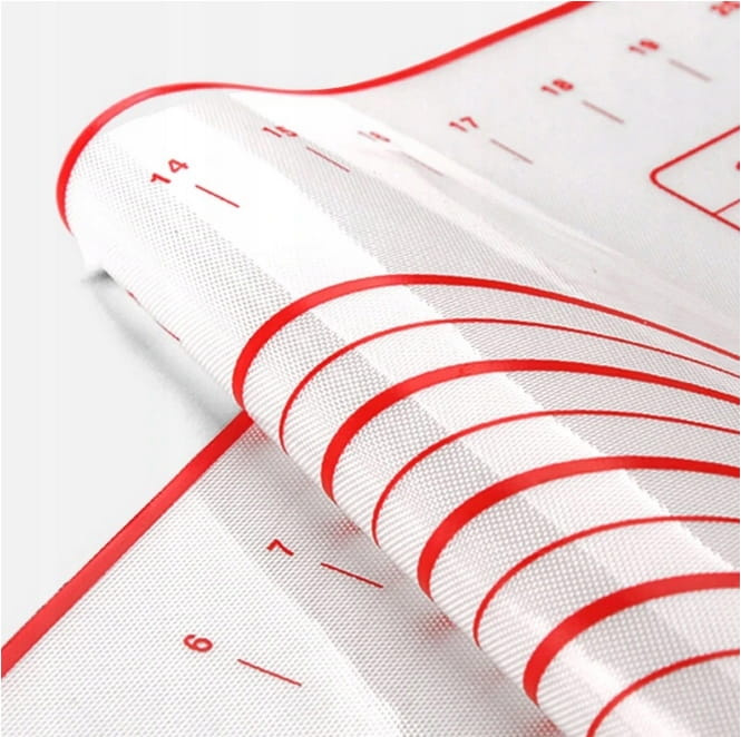 Zastosowanie silikonowej stolnicy do masy cukrowej i dekoracji tortów