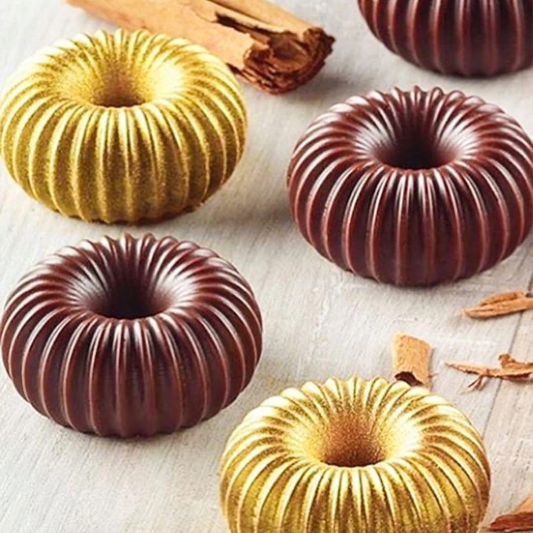 Biała prążkowana forma silikonowa do monoporcji – zbliżenie detali