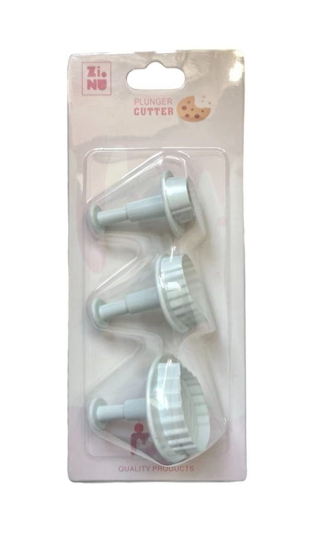 Trzy wielkości foremki liście z tłoczkiem ułożone obok siebie