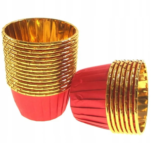Czerwone papilotki do muffinek ze złotym wnętrzem, widok z góry