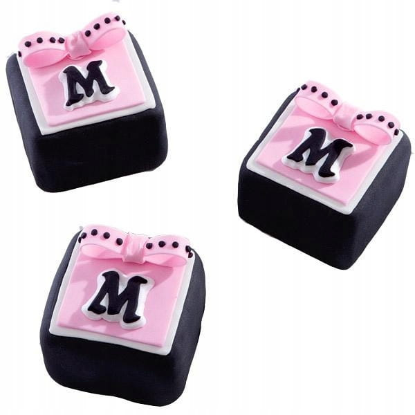 Przykład wykorzystania mat silikonowych Wilton z literami i cyframi na torcie urodzinowym