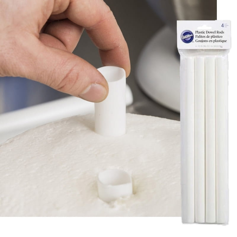 Zastosowanie wsporników do tortu Wilton w praktyce – przykład umieszczania rurki w torcie