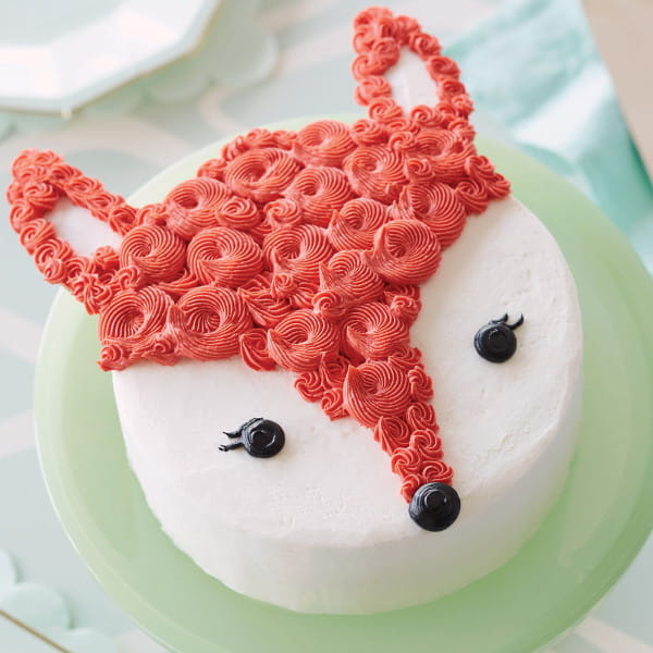 Tylka Wilton 199 podczas tworzenia dekoracji z niebieskiego kremu