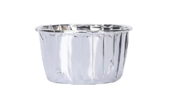 Srebrne kubeczki do muffin ułożone warstwowo jeden w drugim