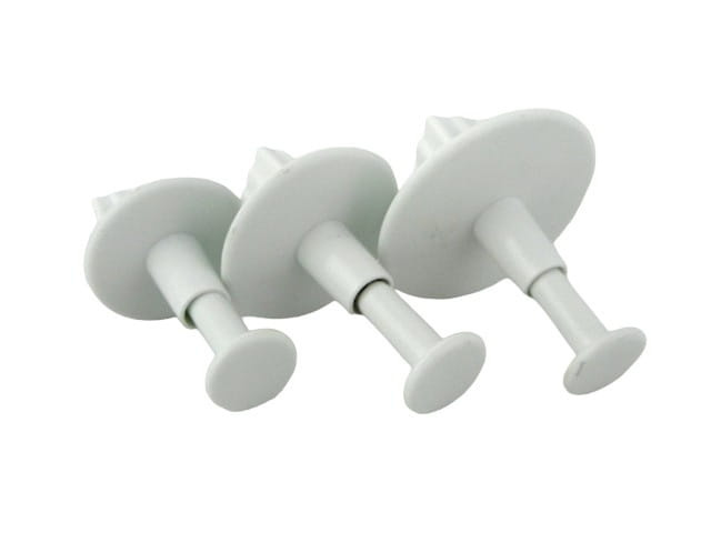 Zbliżenie na liściaste foremki z tłoczkiem oraz gotowe dekoracje z masy cukrowej