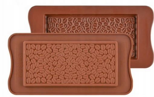 Gotowa tabliczka czekolady z wytłoczonymi ziarnami kawy po wyjęciu z formy