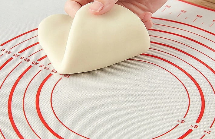 Mata silikonowa z podziałką podczas wałkowania ciasta