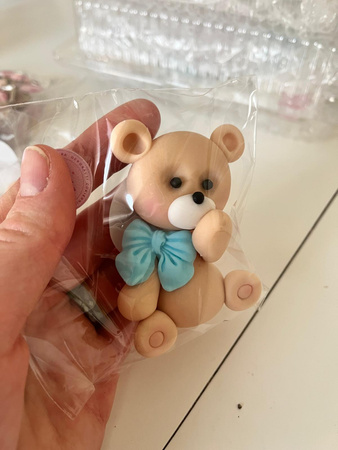 Figurka na tort MIŚ Z NIEBIESKĄ KOKARDKA wz.006