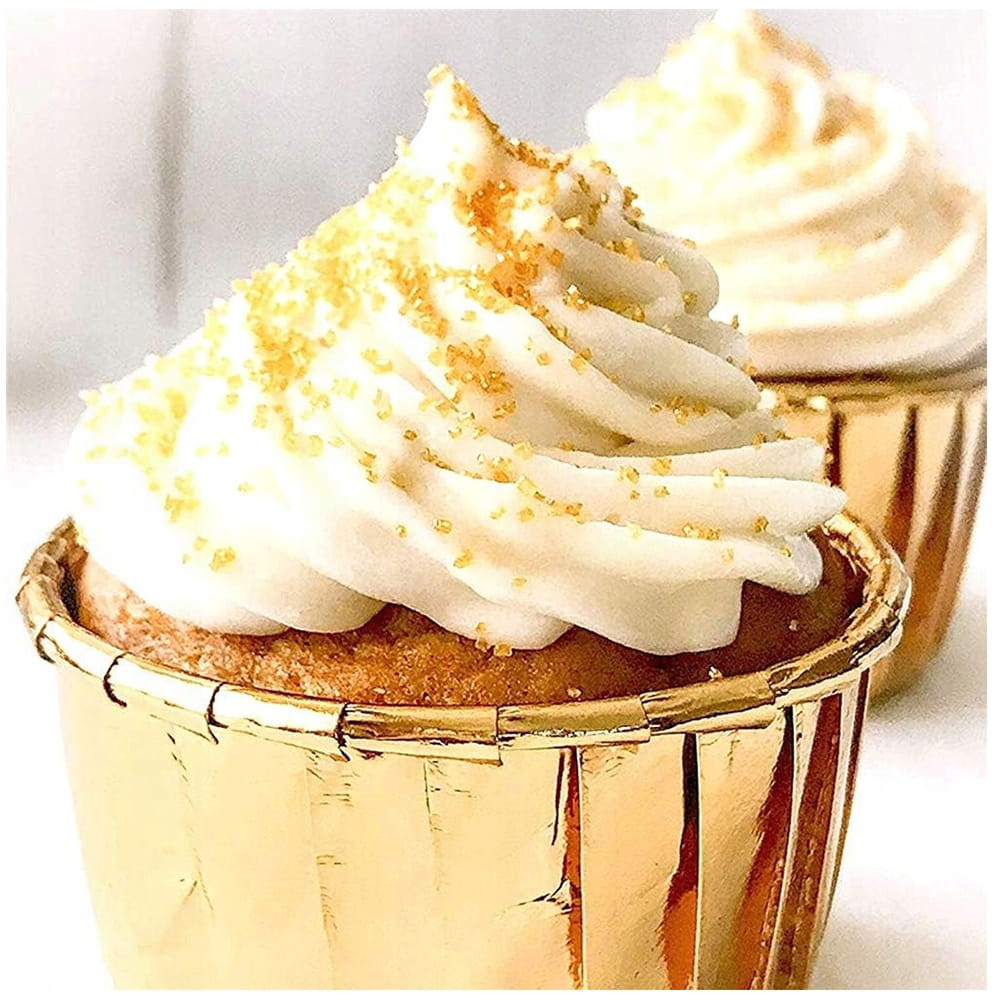 Złote kubeczki do muffinek – aranżacja z gotowymi babeczkami i deserami