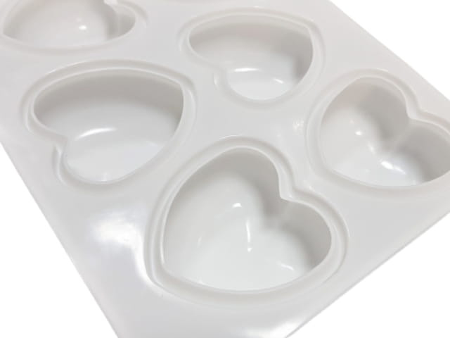 Brązowa forma silikonowa SERCA z widocznymi gniazdami w kształcie serca