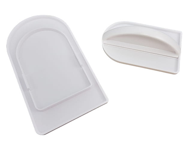 Żelazko do masy cukrowej podczas wygładzania powierzchni tortu