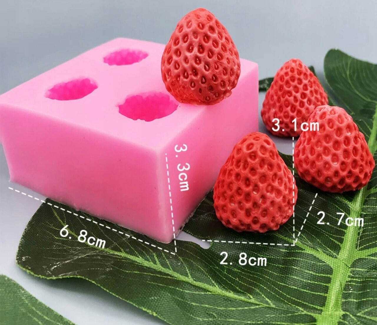 Foremka silikonowa truskawki – zbliżenie na gniazda o różnych rozmiarach