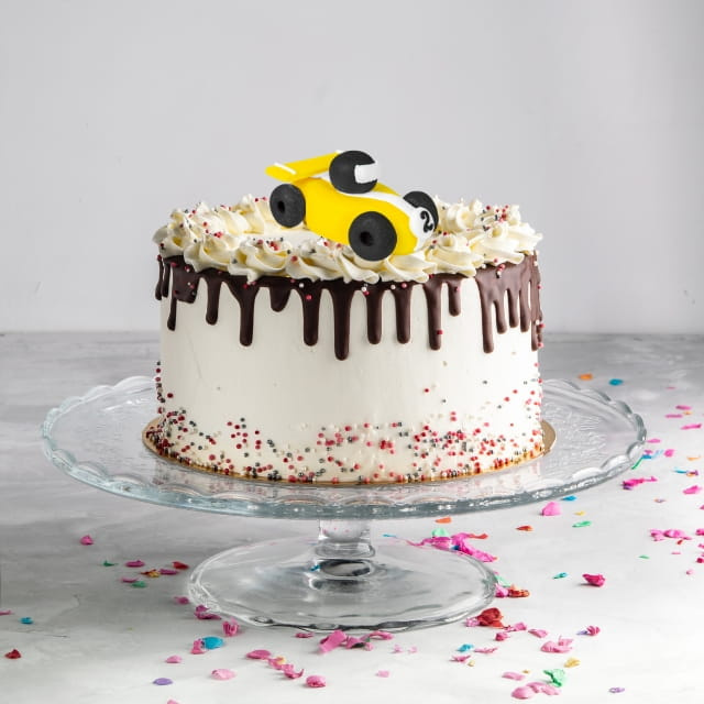 Cukrowa figurka żółtego samochodu na tort widok z tyłu i z boku
