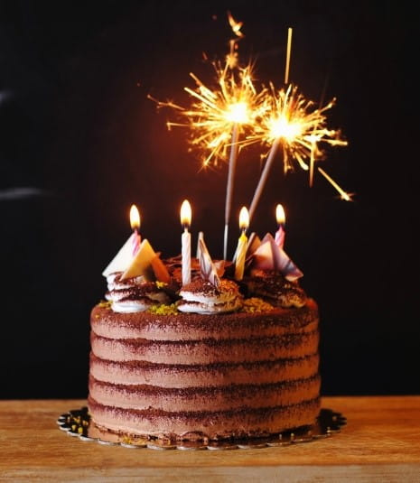 Karbowany podkład pod tort złoty Ø 28 cm – prezentacja na tle innych elementów