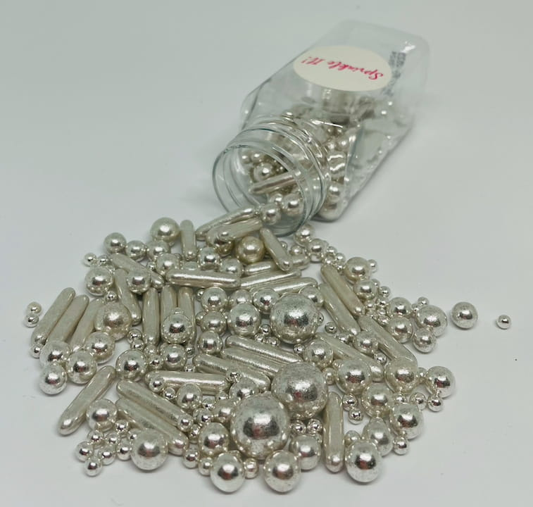 Zastosowanie posypki cukrowej Lovely Silver na torcie i deserach