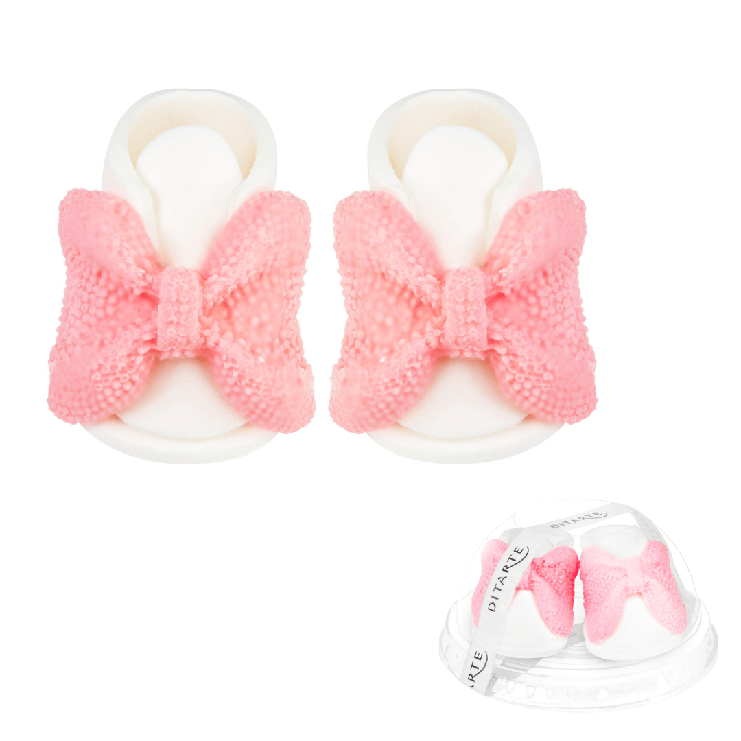 Jadalne figurki bucików z różową kokardką na tort - widok z góry