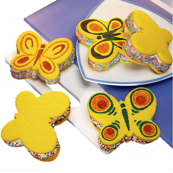 Kolorowe ciasteczka motyle wykonane przy użyciu wykrawaczki Wilton