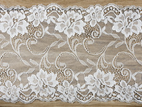 Koronka, złamana biel, 0,18 x 9m (1 szt. / 9 mb.)