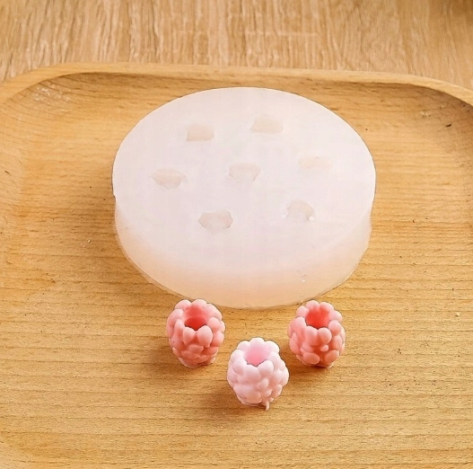 Foremka silikonowa do malin - widok z bliska na strukturę gniazd