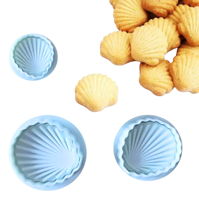 Białe foremki do wykrawania masy cukrowej muszelki - widok z tłoczkiem