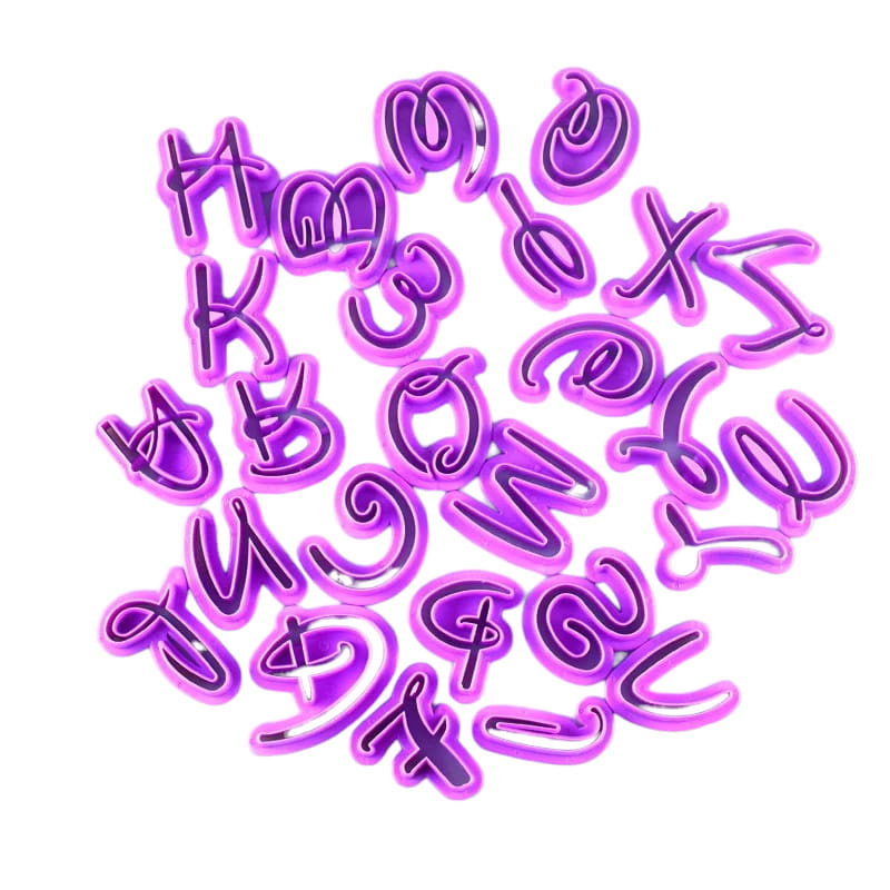 Foremki alfabet Disney zastosowane do dekorowania ciasteczek i babeczek