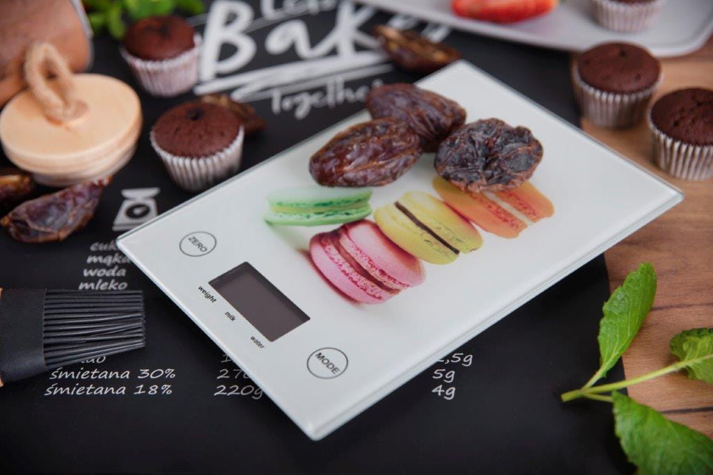 Elektroniczna waga kuchenna DECOS Galicja z widocznym panelem sterowania i wyświetlaczem