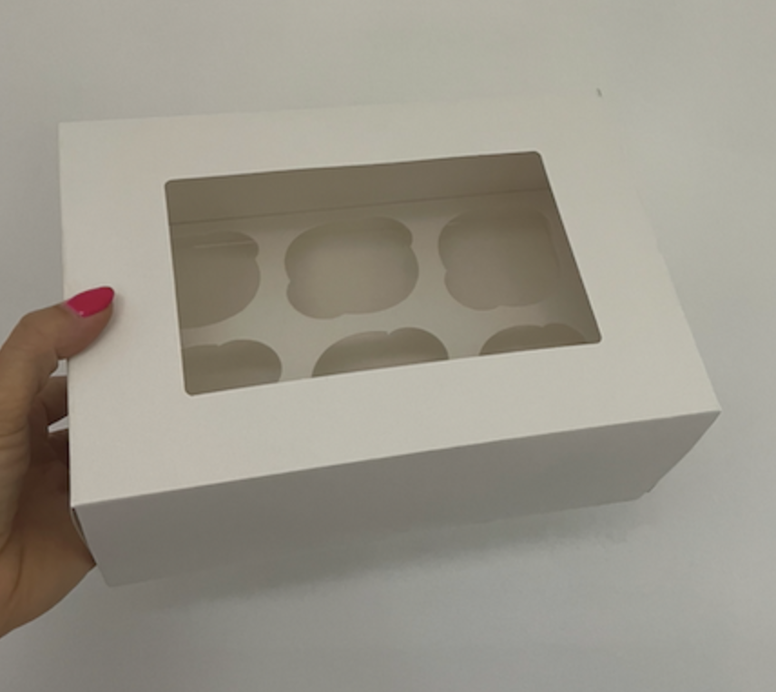 Białe pudełko na muffinki spełniające wymagania higieniczne