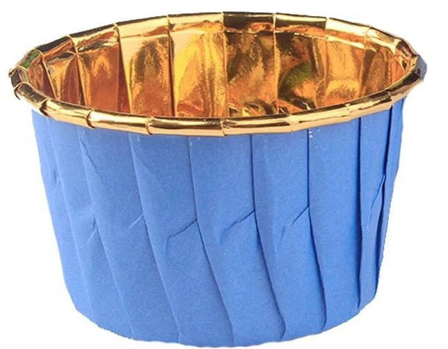 Niebieskie papilotki do babeczek ze złotym środkiem – zbliżenie