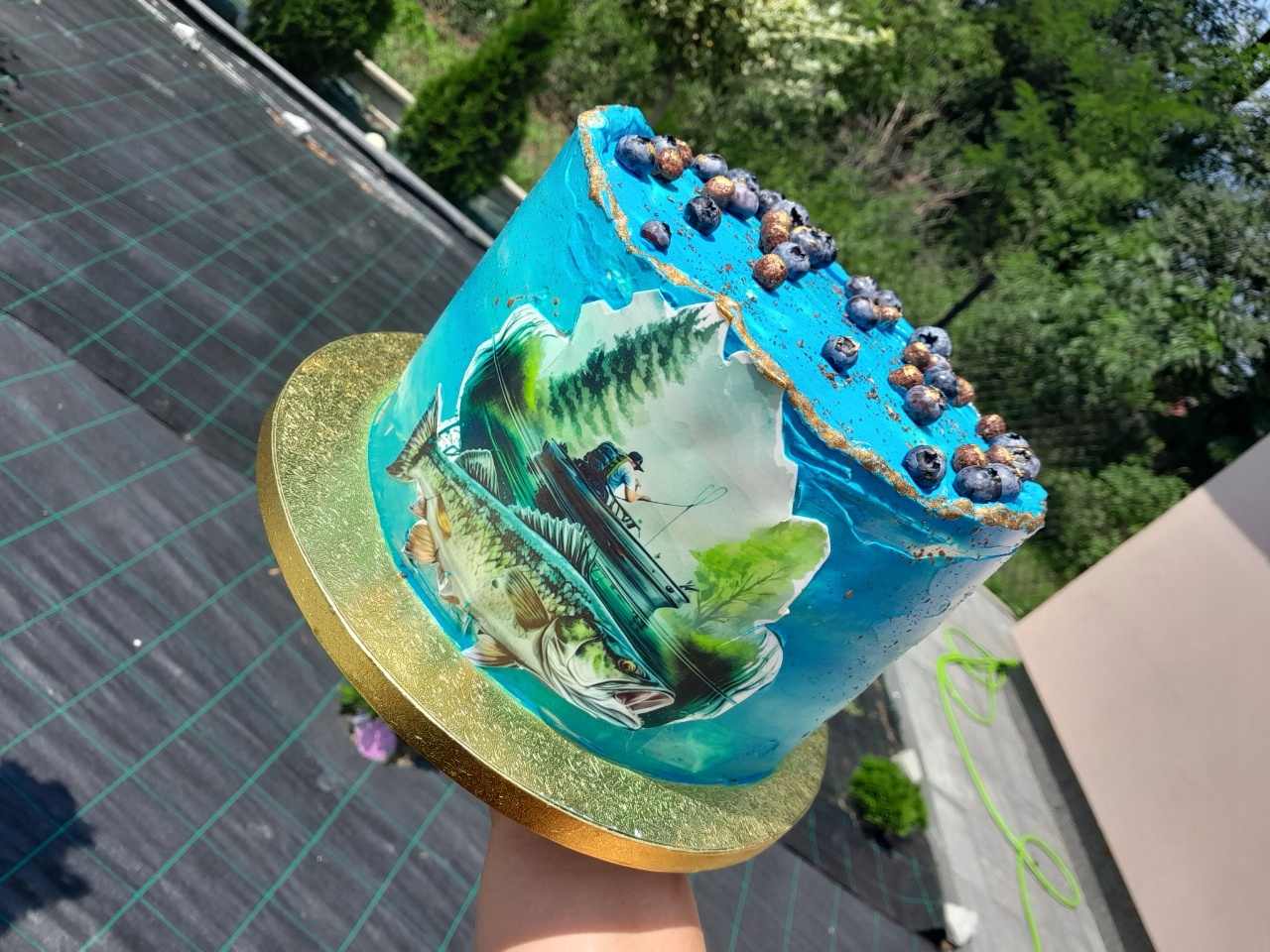 Złoty podkład pod tort o średnicy 36 cm, widok z boku ukazujący grubość 1,2 cm