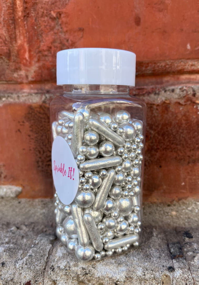 Srebrna posypka cukrowa Lovely Silver zbliżenie na strukturę i kolor