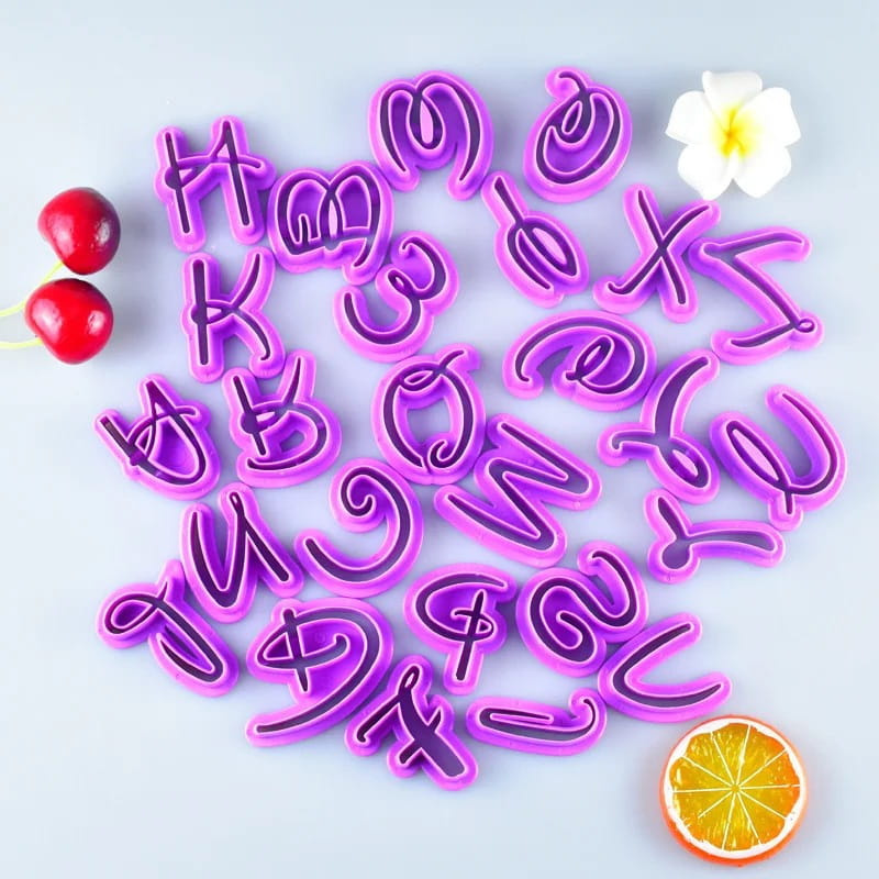 Foremki do wykrawania liter z masy cukrowej - prezentacja liter na torcie