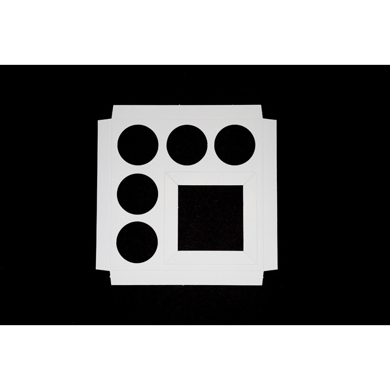 Wnętrze opakowania z miejscem na bento cake i muffinki