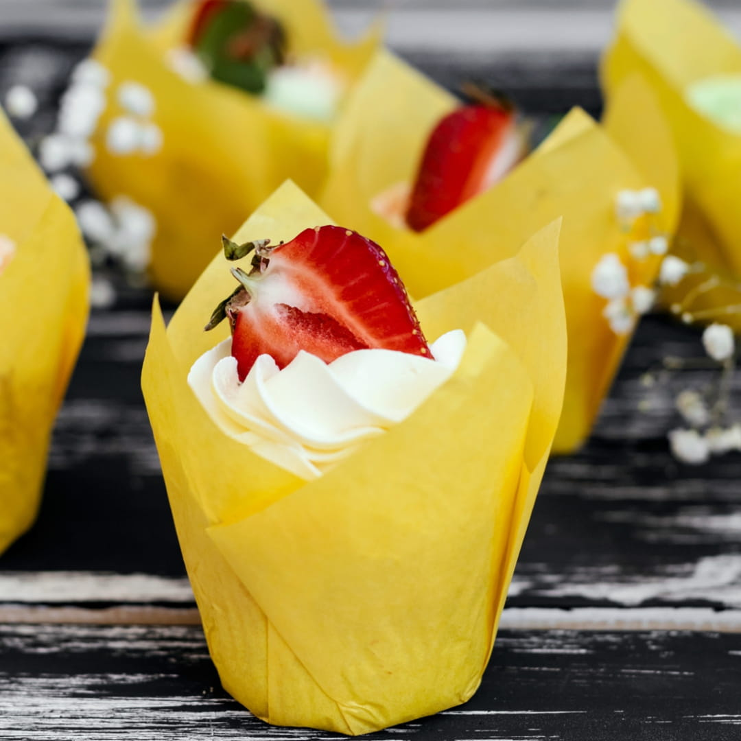 Papilotki do muffinek tulipan żółte – szczegół materiału pergaminowego