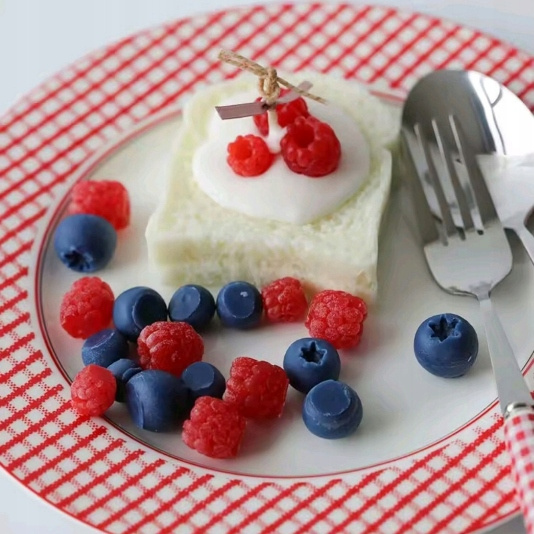 Foremka silikonowa BORÓWKI JAGODY - widok formy z profilu i strukturą gniazd