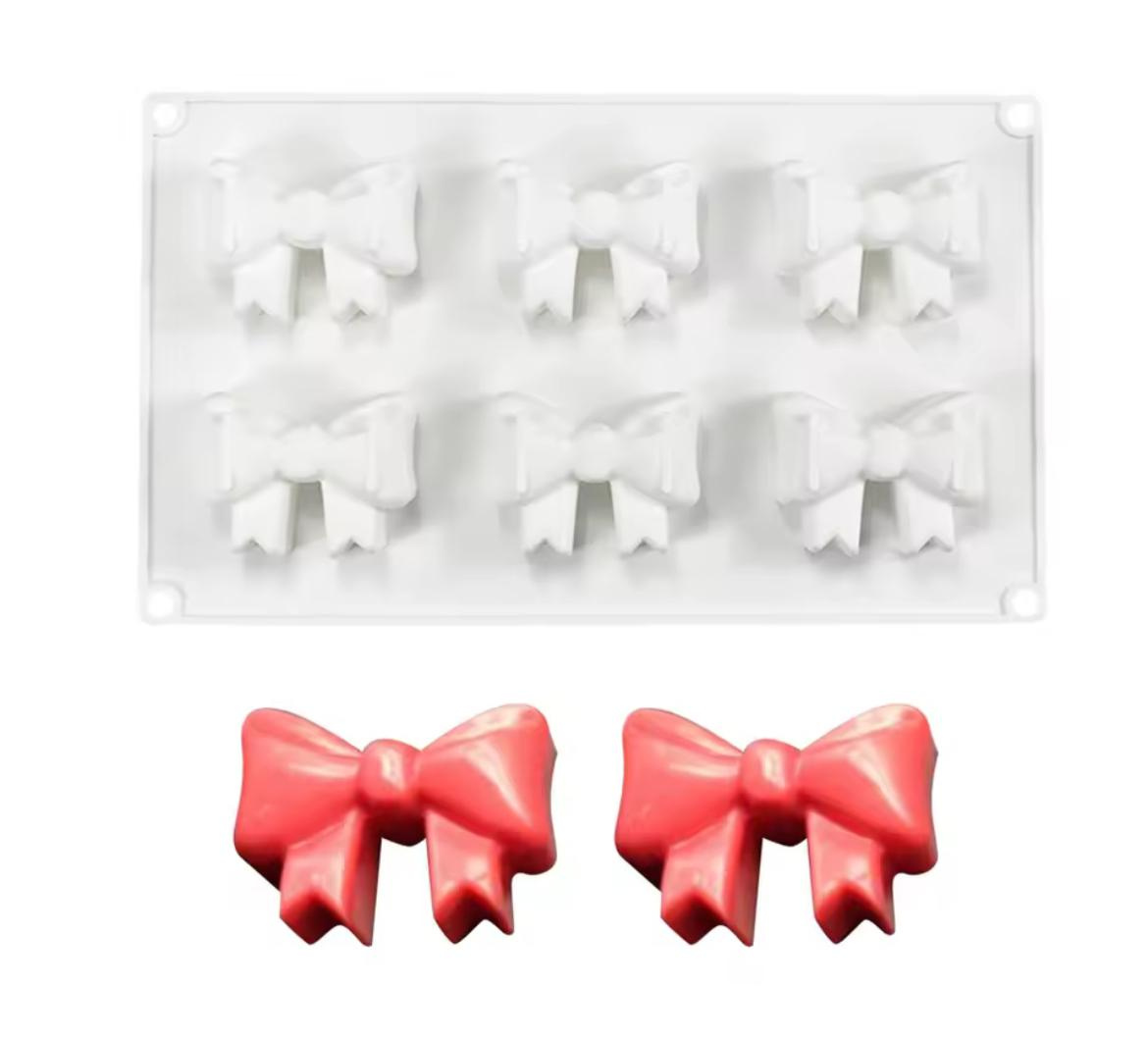 Silikonowa forma do czekolady kokardki – zbliżenie gniazd i faktury silikonu