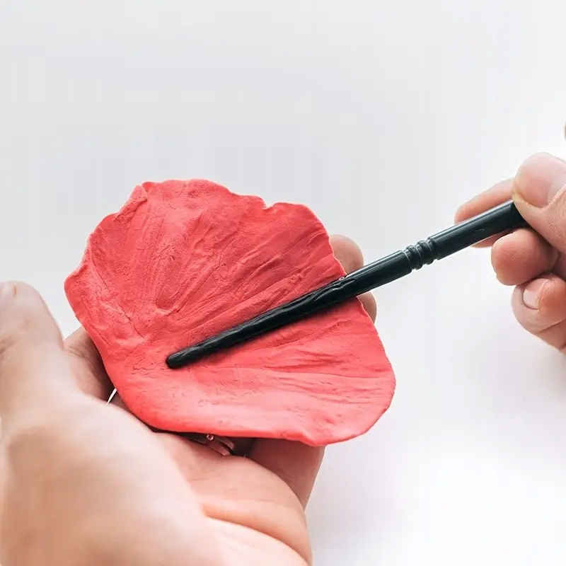 Narzędzia cukiernicze do modelowania płatków i liści z masy cukrowej