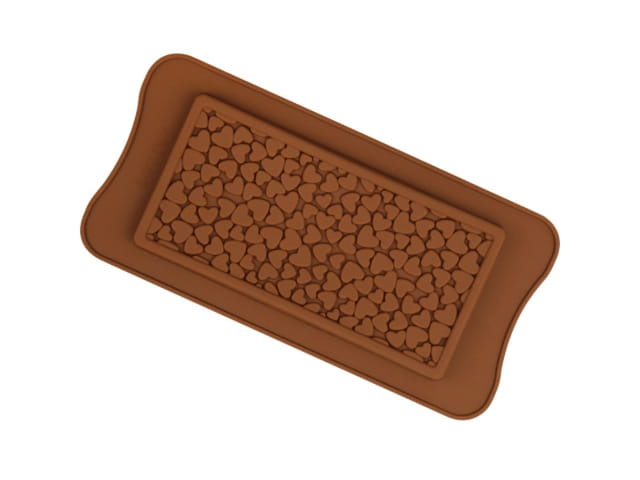 Zbliżenie na zagłębienia w kształcie serc w silikonowej formie do czekolady