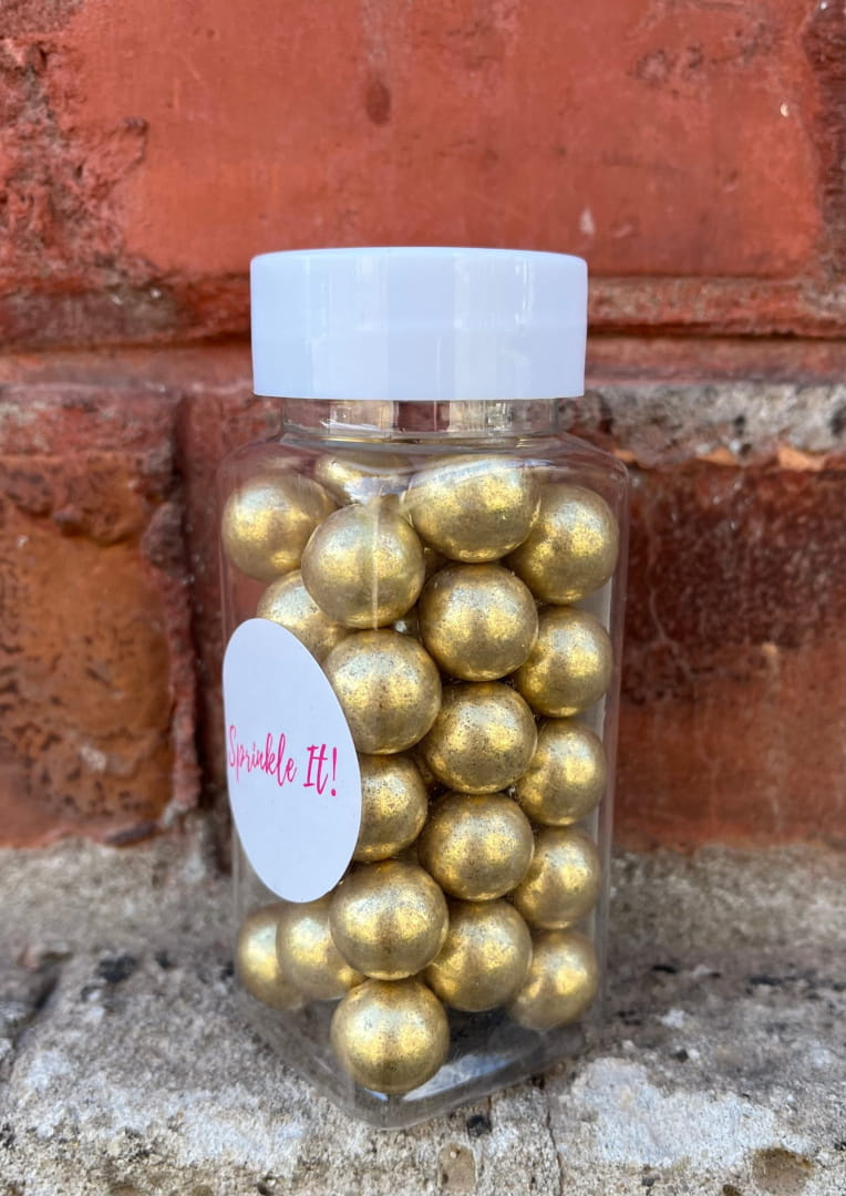 Zbliżenie złotych pereł cukrowych Gold Bubbles – detal dekoracji