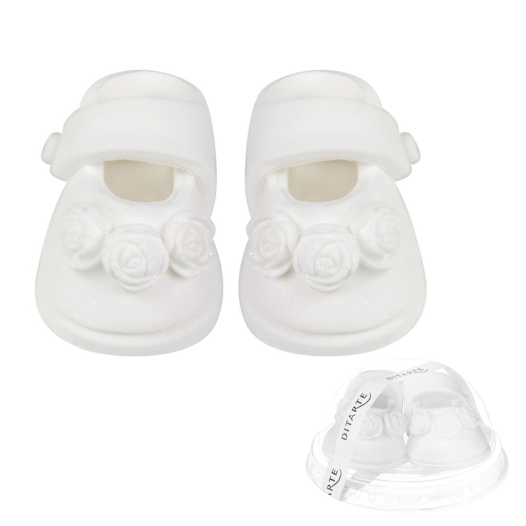 Białe cukrowe buciki na tort – zbliżenie dekoracji