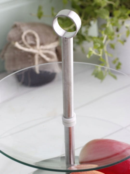 Widok z góry na szklaną paterę dwupoziomową Galicja z owocami i ciastkami