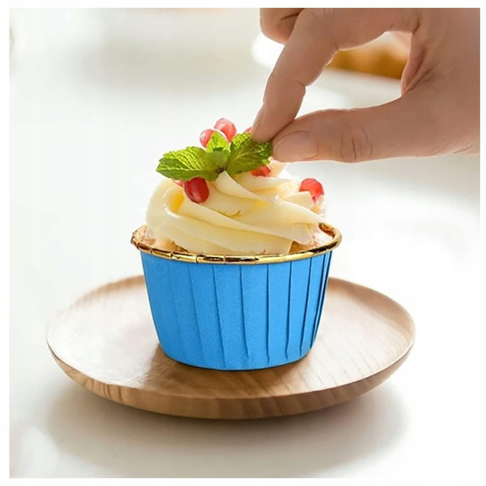 Niebieskie papilotki do muffin w aranżacji deserowej