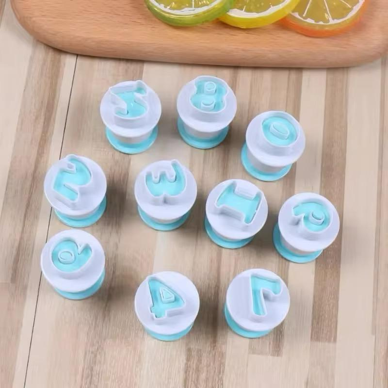 Komplet wykrawaczek cyfry 0-9 z tłoczkiem do dekoracji tortów i deserów