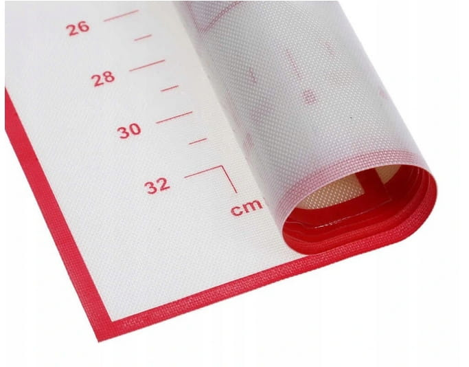 Domowe wypieki przygotowywane na silikonowej macie z podziałką